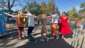 feestje bouwen bloemencorso Eelde Dancin Together