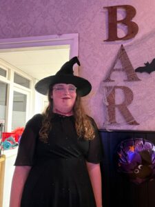 Halloween party heks Stuifzand dancin together