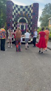 achter de corso wagen aan lopem bloemen corso Eelde